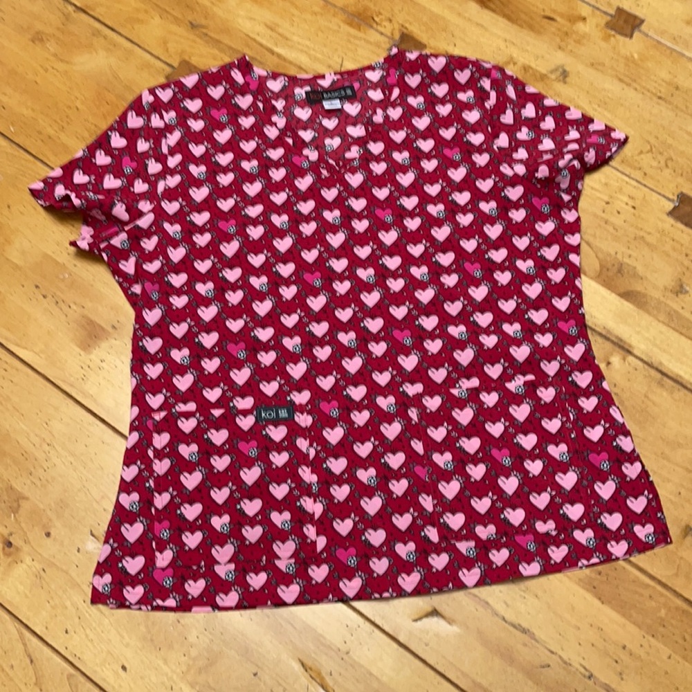 Koi Size large heart pattern scrub top.